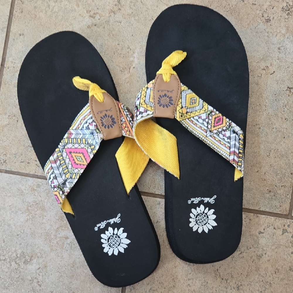 Yellow Box Black and White Sunflower Design New Size 9